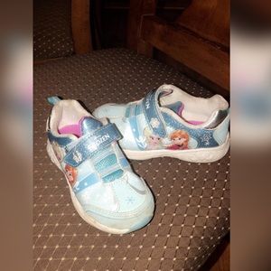 Toddler size 10. Worn by a toddler/ play